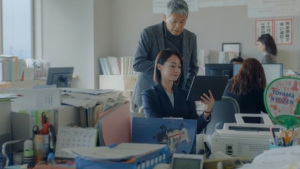 とある事情で地方紙に異動となった記者の福島美波を沢尻エリカが演じる