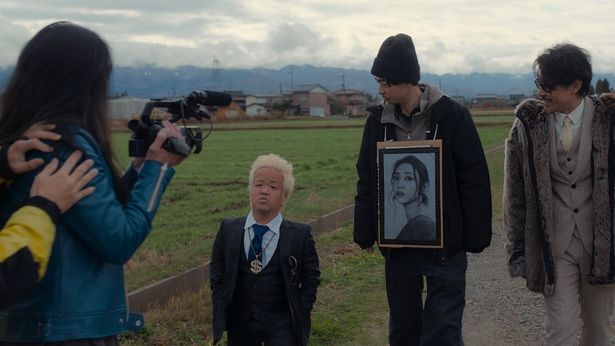 信治は世間の熱狂に呑み込まれ、やがて、かつての彼とはまるで別の人物へと変貌していく
