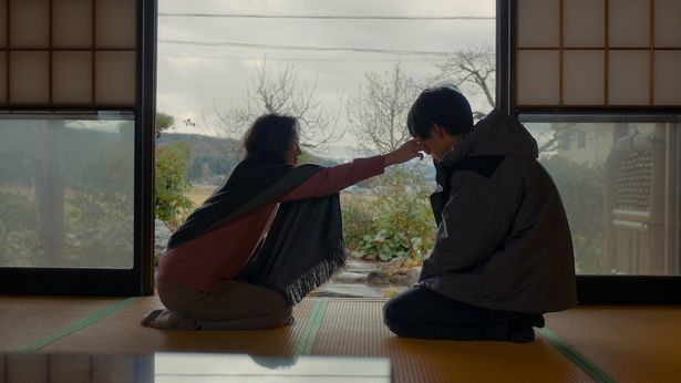 商店街に登場した謎の婦人が語る言葉は、本作の鍵にもなる