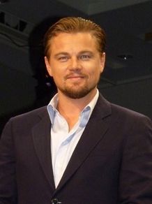 孤島で会見するレオの様子が全世界にライブ配信された