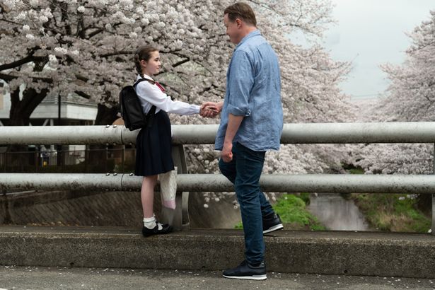 美しい桜をバックにした『レンタル・ファミリー』の場面写真