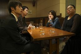 兄弟姉妹・家族ならではの複雑な関係を、独自の笑いとシリアスな視点で描いた(『犬猿』)