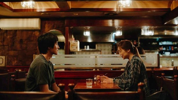 人付き合いが苦手なショッピングモールの清掃員・崎山(内田慈)は、同じショッピングモールで働く理容師の皆川(藤原季節)といい雰囲気になっていくが…