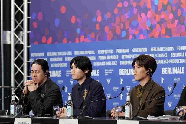 記者会見に登壇し、海外の記者からの質問に答えた3人