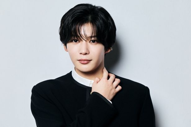 【写真を見る】気品あふれる眼差しが美しい、長尾謙杜を撮り下ろし！