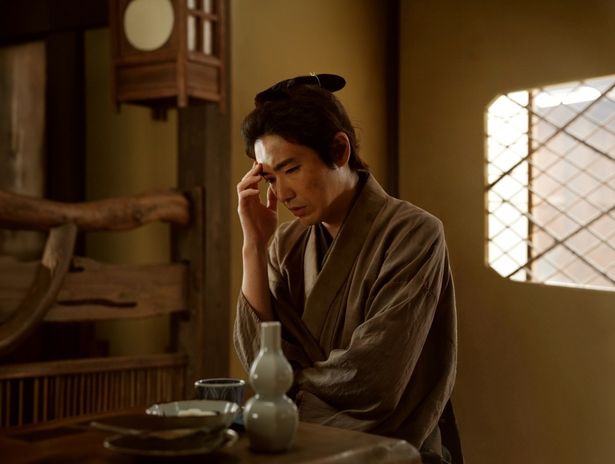 仇討ちを調べるため「森田座」を訪れた加瀬総一郎。まるで往年の名探偵のよう？