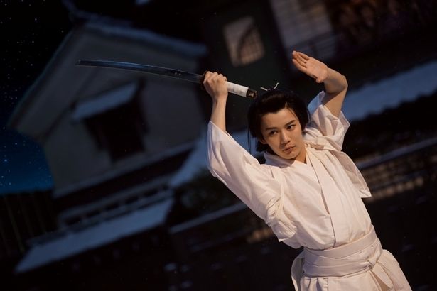 大衆の前で父親の仇を討ち果たした美しき若侍、伊納菊之助