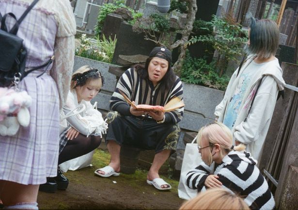 樹里恵はトー横広場に救いを求め、様々な境遇を抱える同年代の仲間たちと出会っていく