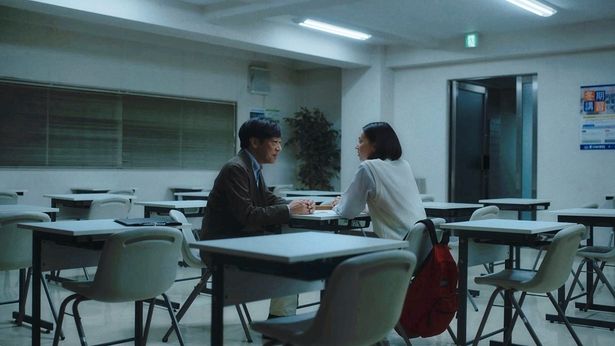 香川は塾の講師からトラックドライバー、床屋まで様々な人物に扮している(『災 劇場版』)