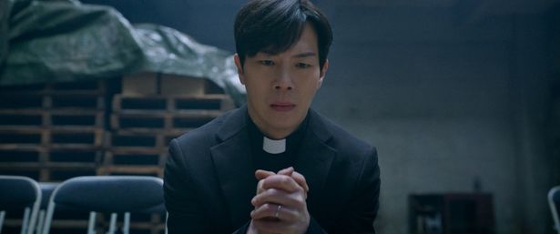 地元の牧師ハンジュ、彼が隠している秘密は…