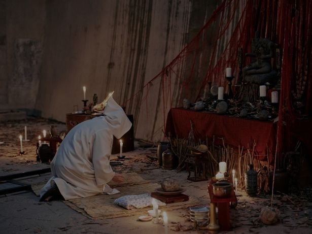 薄暗いトンネルの中で謎の儀式を行っていた者の正体は…