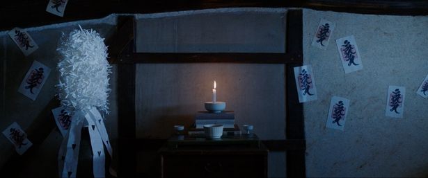 不穏な空気が漂う祭壇