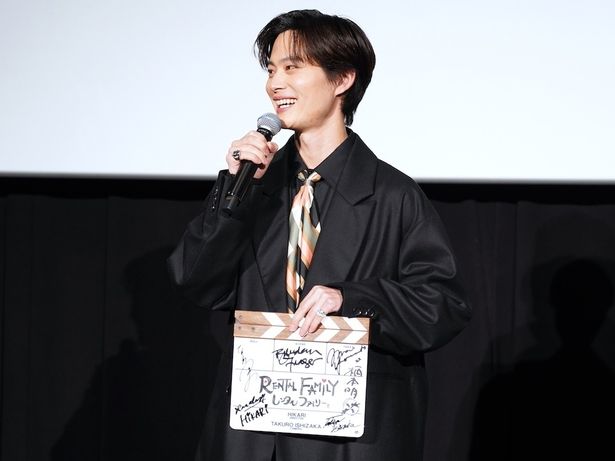 木村が手にしていたカチンコはHIKARI監督からのギフトだそう