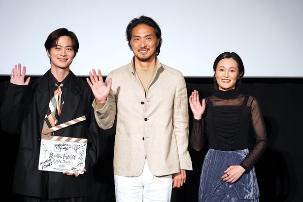 様々なエピソードを披露し笑わせた