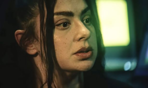 現在北米で公開中の『THE MOMENT』では、主演・製作・原案を務めたチャーリーxcx