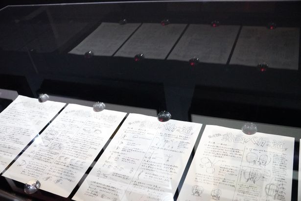 作品の貴重な制作資料が並ぶ