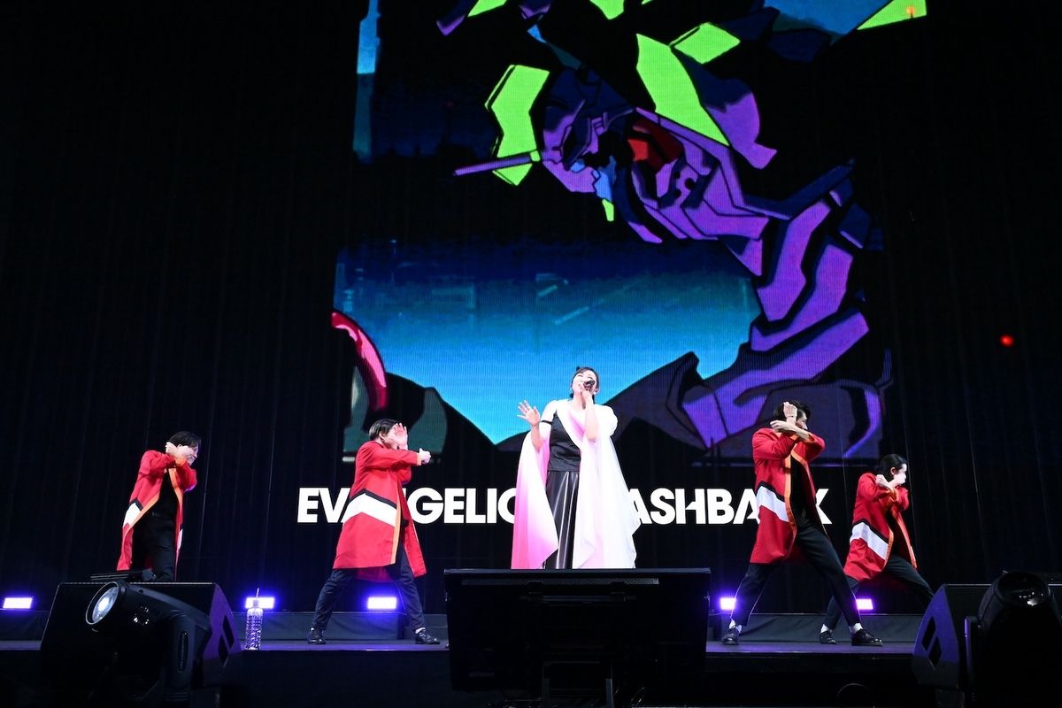 エヴァンゲリオン」30周年フェス、高橋洋子が“槍”を掲げて熱唱！緒方
