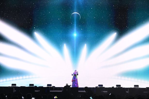 会場は十字形ペンライトの光に包まれた