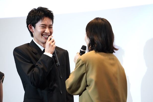 寸劇をする菅野に笑いが止まらない山時