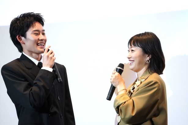 【写真を見る】フリップトークコーナーで突然寸劇を始めた菅野美穂に山時聡真はタジタジ！