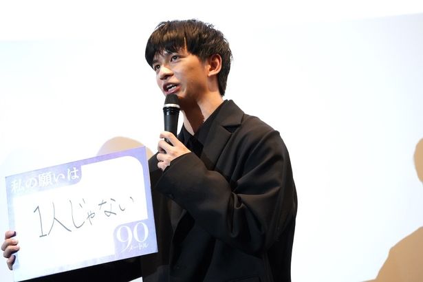 菅野の寸劇の後に回答した田中は「なんだか真面目でカッコつけてるように」とフリップをまじまじ見つめる場面も