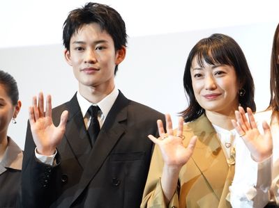 映画『90メートル』の舞台挨拶付き完成披露上映会が開催。W主演の山時聡真、菅野美穂が登壇