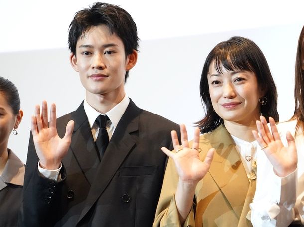 映画『90メートル』の舞台挨拶付き完成披露上映会が開催。W主演の山時聡真、菅野美穂が登壇