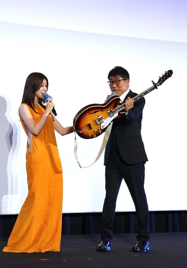 ギターのプレゼントに驚きの表情を見せる生見