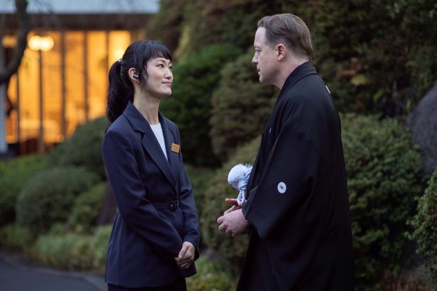 新郎役として結婚式に参列するようフィリップを説得する愛子