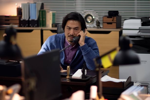 フィリップをレンタルファミリー社へスカウトする信二