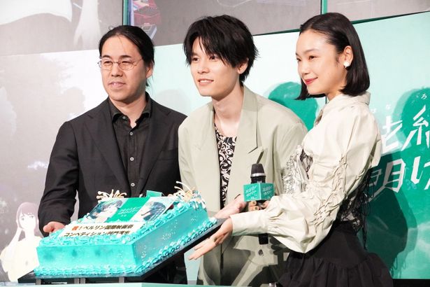 【写真を見る】萩原利久＆古川琴音も笑顔！ベルリン国際映画祭選出を祝って、特製ケーキが登場