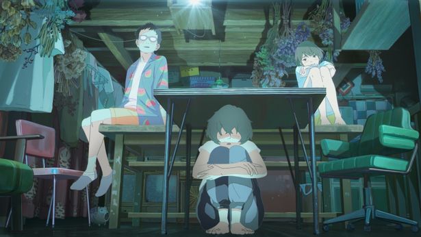 4年ぶりに再会した3人の幼なじみは、ある驚きの計画を立てる