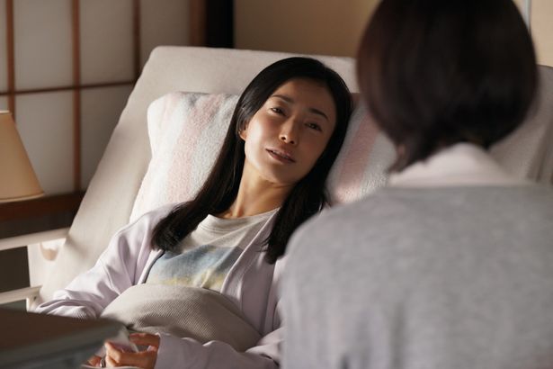 息子の幸せを一番に願う、難病を抱える母、美咲(菅野美穂)