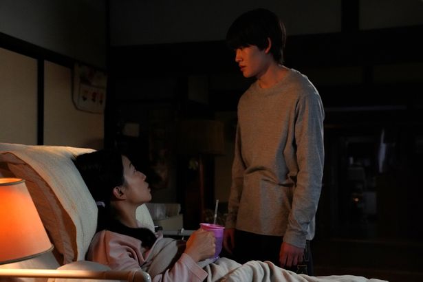 難病を抱える母親とそれを支える息子の姿を映しだす『90メートル』