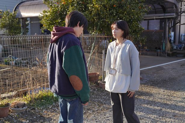 十分に向き合えていない佑と美咲を静かに見守る、ケアマネジャーの香織(西野七瀬)