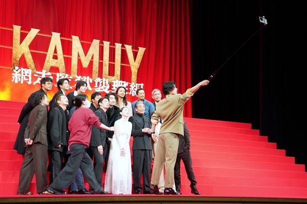 山崎が自撮り棒で撮影