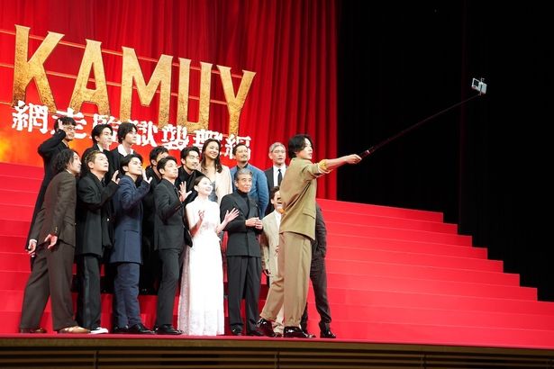 手を伸ばしてカメラ位置を細かく決めていく山崎