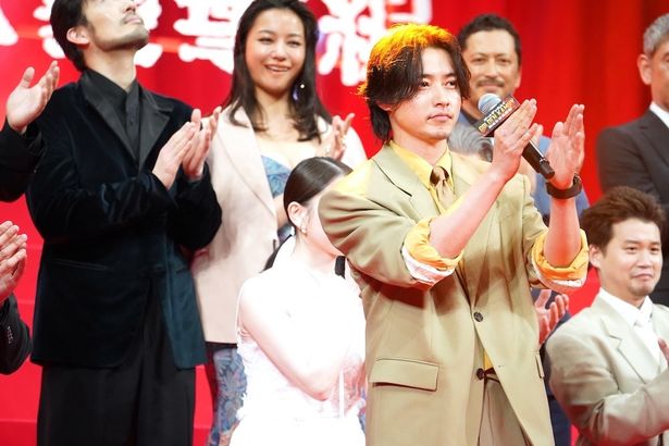 金テープが舞うなか、舞台挨拶は終了した