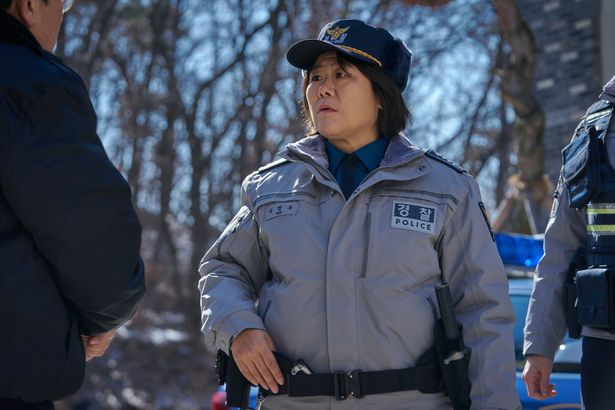 イ・ジョンウン演じる、事件の真相を追う警察官、ヒョンジュ