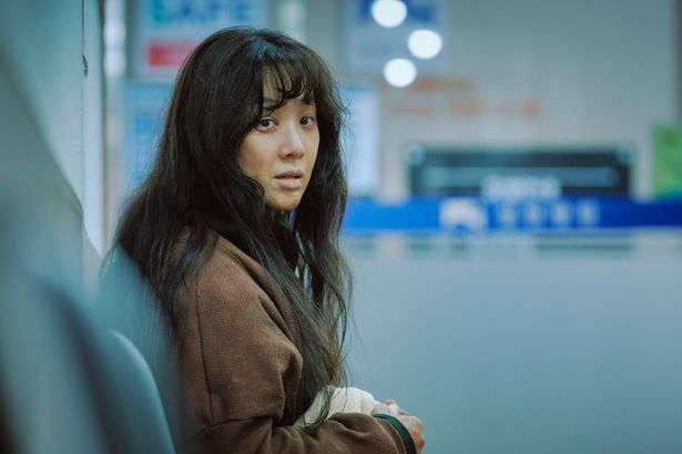 7年ぶりのスクリーン復帰となるチョン・リョウォンが事件の鍵を握る作家ドギョンを演じる