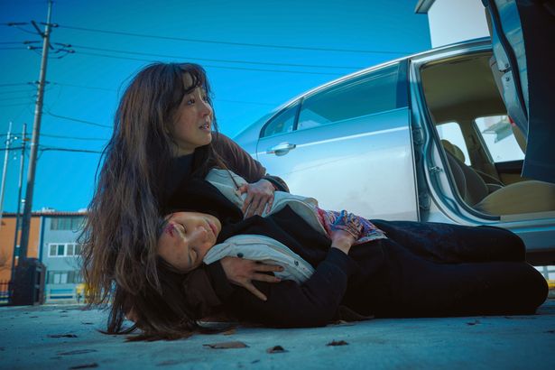 ドギョンと彼女が“姉”と呼ぶ女性に一体なにが起きたのか？