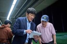 ハ・ジョンウが監督として答えるオフィシャルインタビューの様子が到着