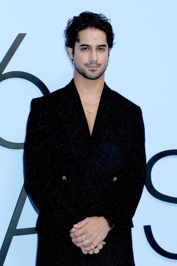 『ゾンビランド：ダブルタップ』などに出演したカナダ出身のアヴァン・ジョーギア