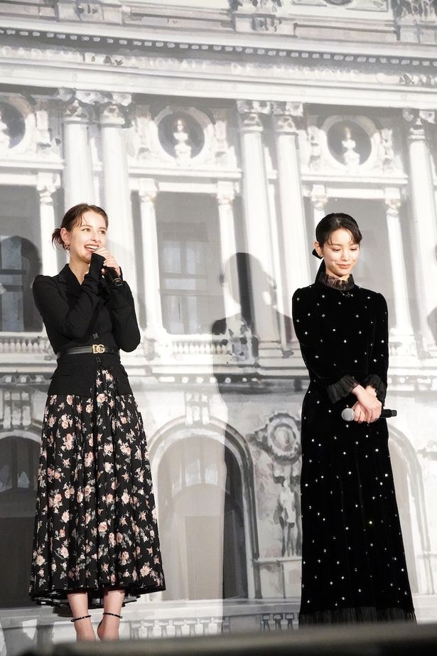 【写真を見る】當真あみ＆嵐莉菜、シックなコーデで“20世紀初頭のパリ”に降臨