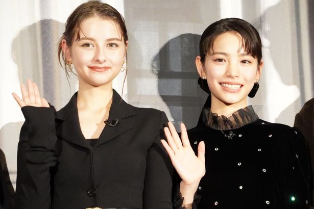 笑顔で手を振った