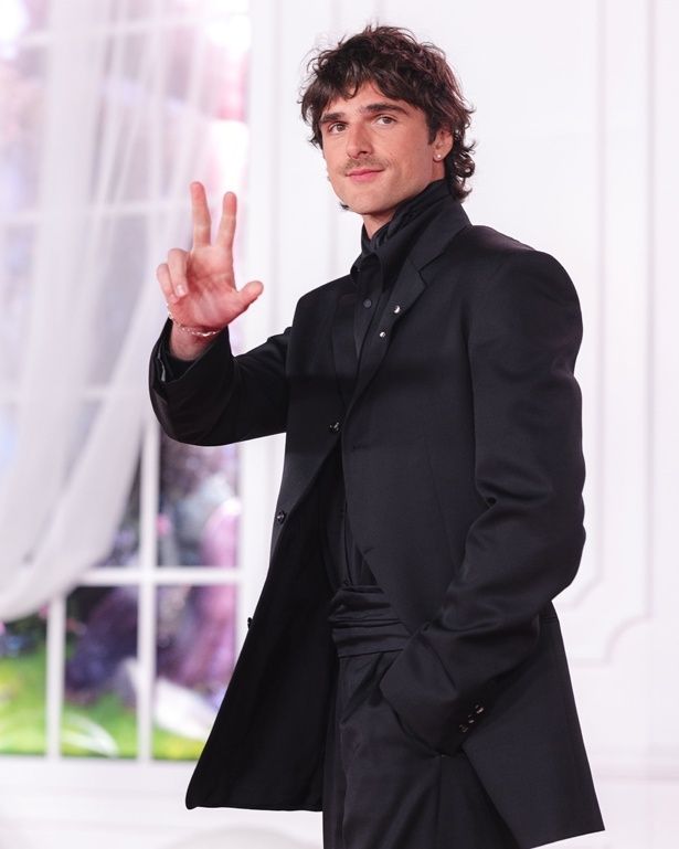 196cmの長身、スポーツで鍛えたがっしりした体格も魅力(『嵐が丘』)