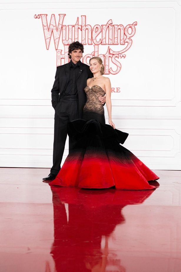 主演マーゴット・ロビーとの相性も抜群！(『嵐が丘』)