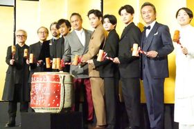 登壇者全員で鏡開きも。映画『木挽町のあだ討ち』(公開中)の初日舞台挨拶が開催！