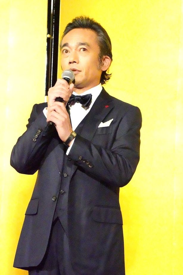 高橋は抜き襟の着こなしに苦労した様子