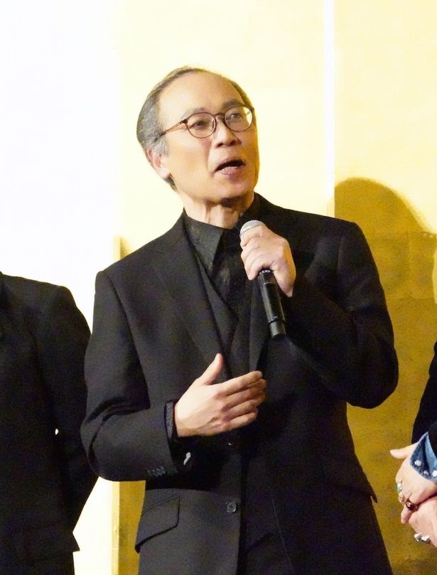 正名は妻役のイモトと離れた立ち位置で、ちょっと寂しいと話す場面も